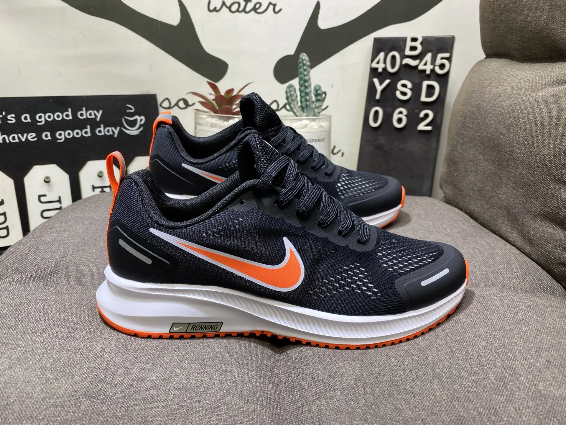 ナイキ「Nike」Zoom Pegasus  ムーンランディング ライトウェイト スポーツシューズ