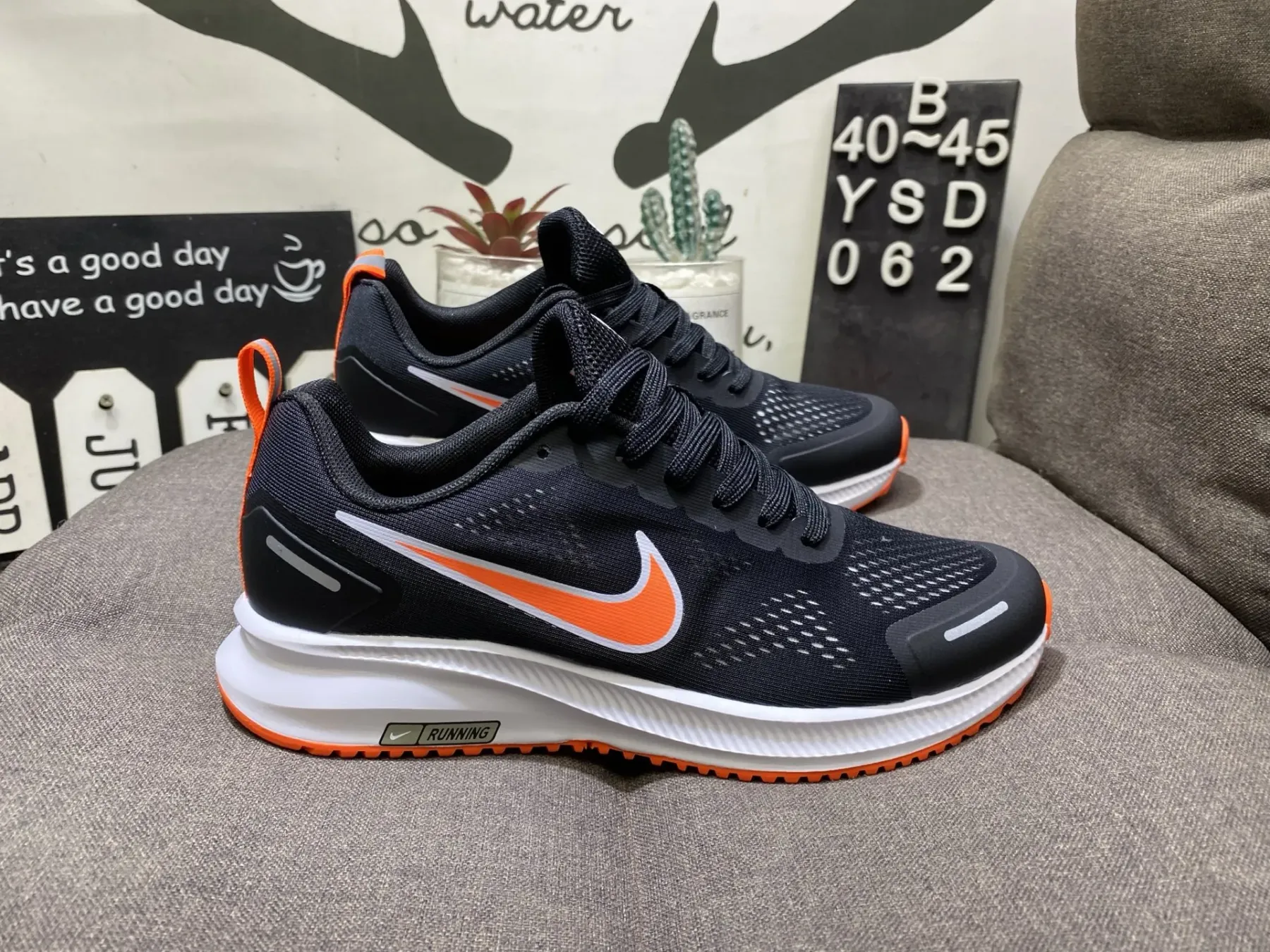 ナイキ「Nike」Zoom Pegasus  ムーンランディング ライトウェイト スポーツシューズ