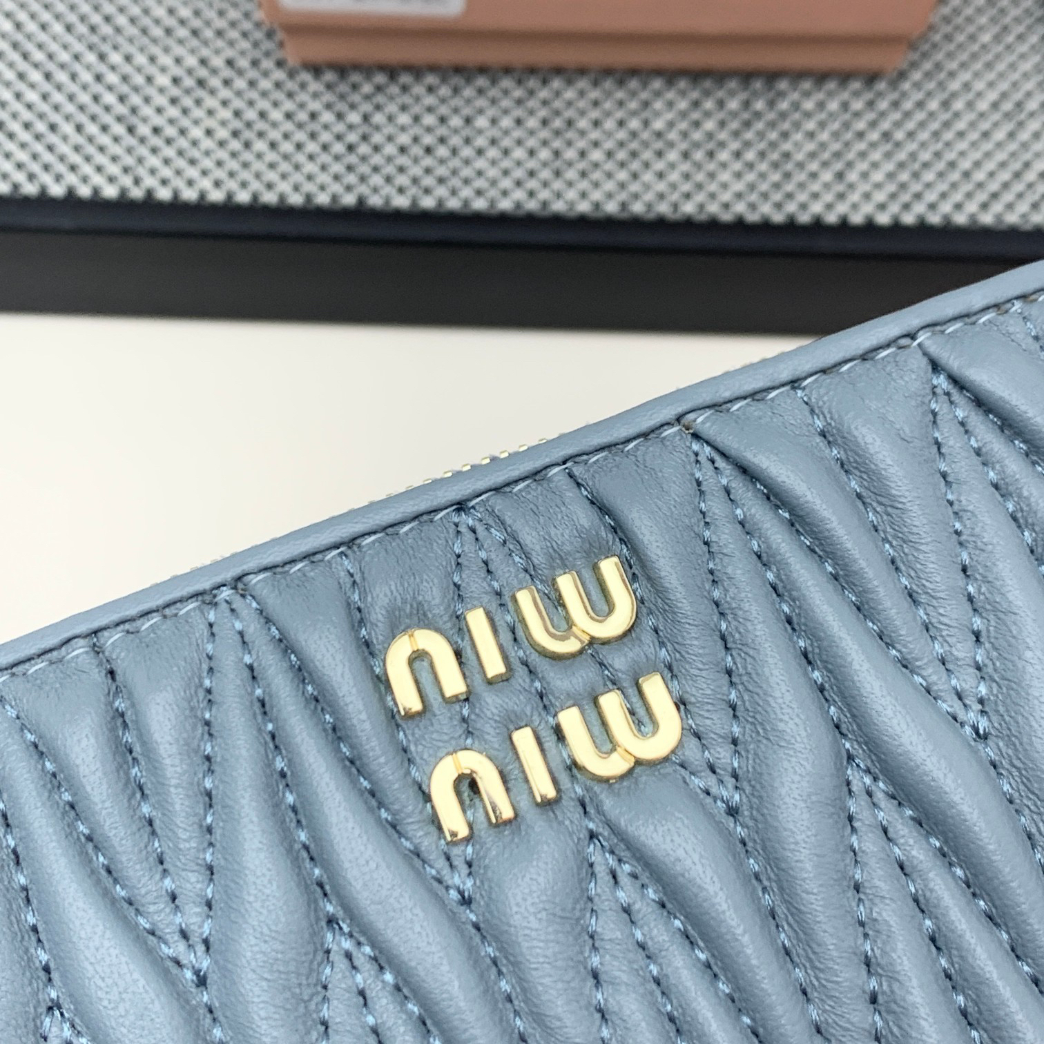 ミュウミュウ「Miu Miu」マテラッセレザー ジップアラウンド 折り財布