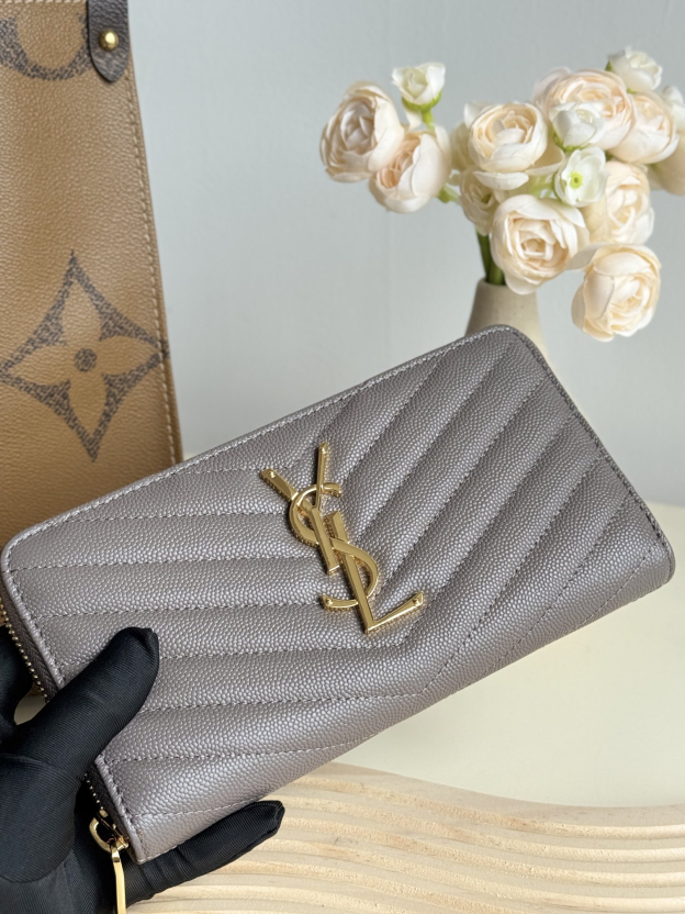 モノグラム・サンローラン「Saint Laurent」フルジップウォレット（グレインパウダーテクスチャー キルティングレザー）