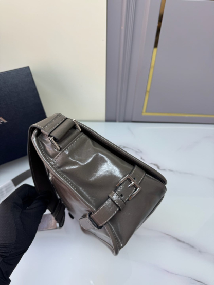 プラダ「Prada」 オイルドレザー メッセンジャーバッグ モデル