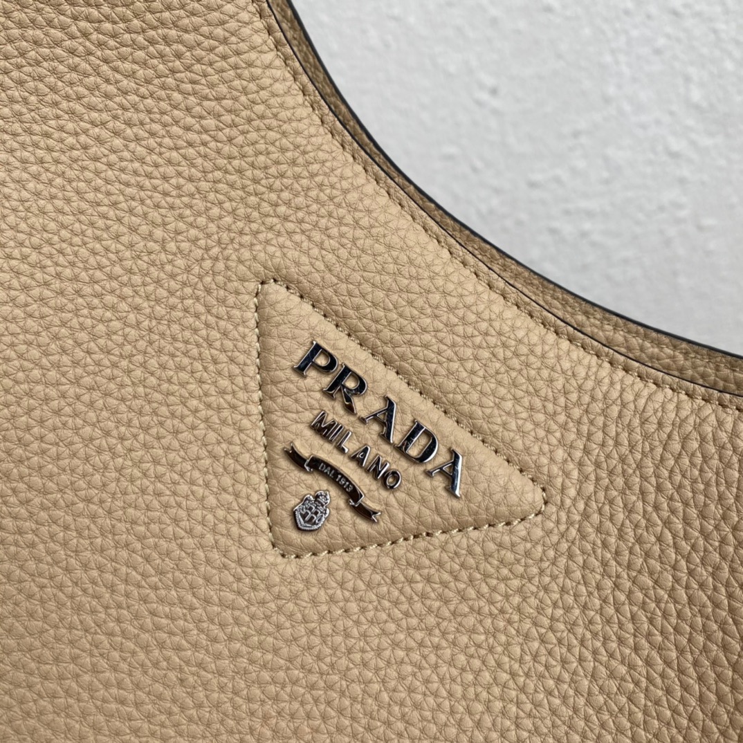 プラダ「Prada」 ファブリック ショルダーバッグ モデル