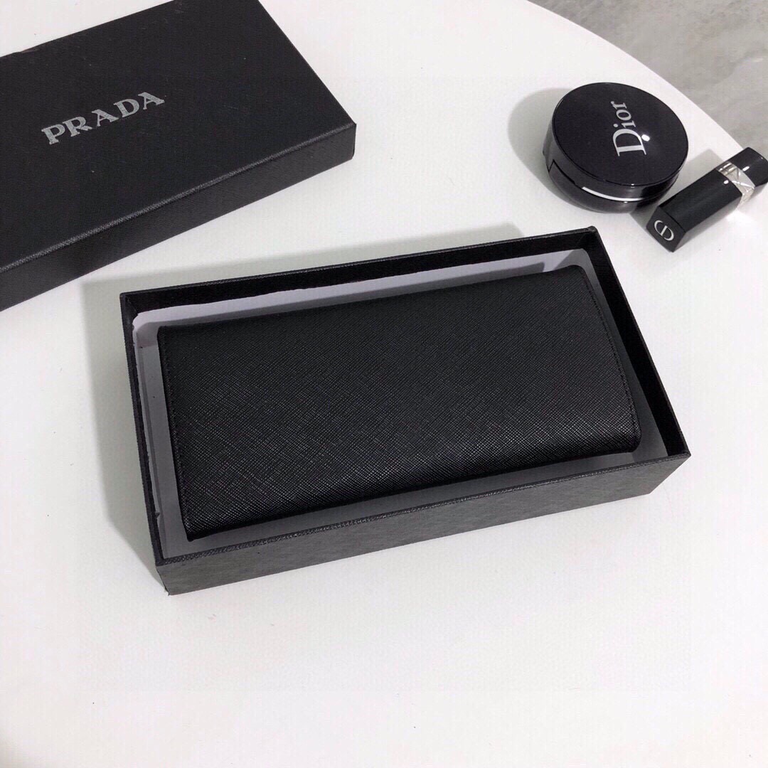 プラダ「Prada」サフィアーノレザー二つ折り財布