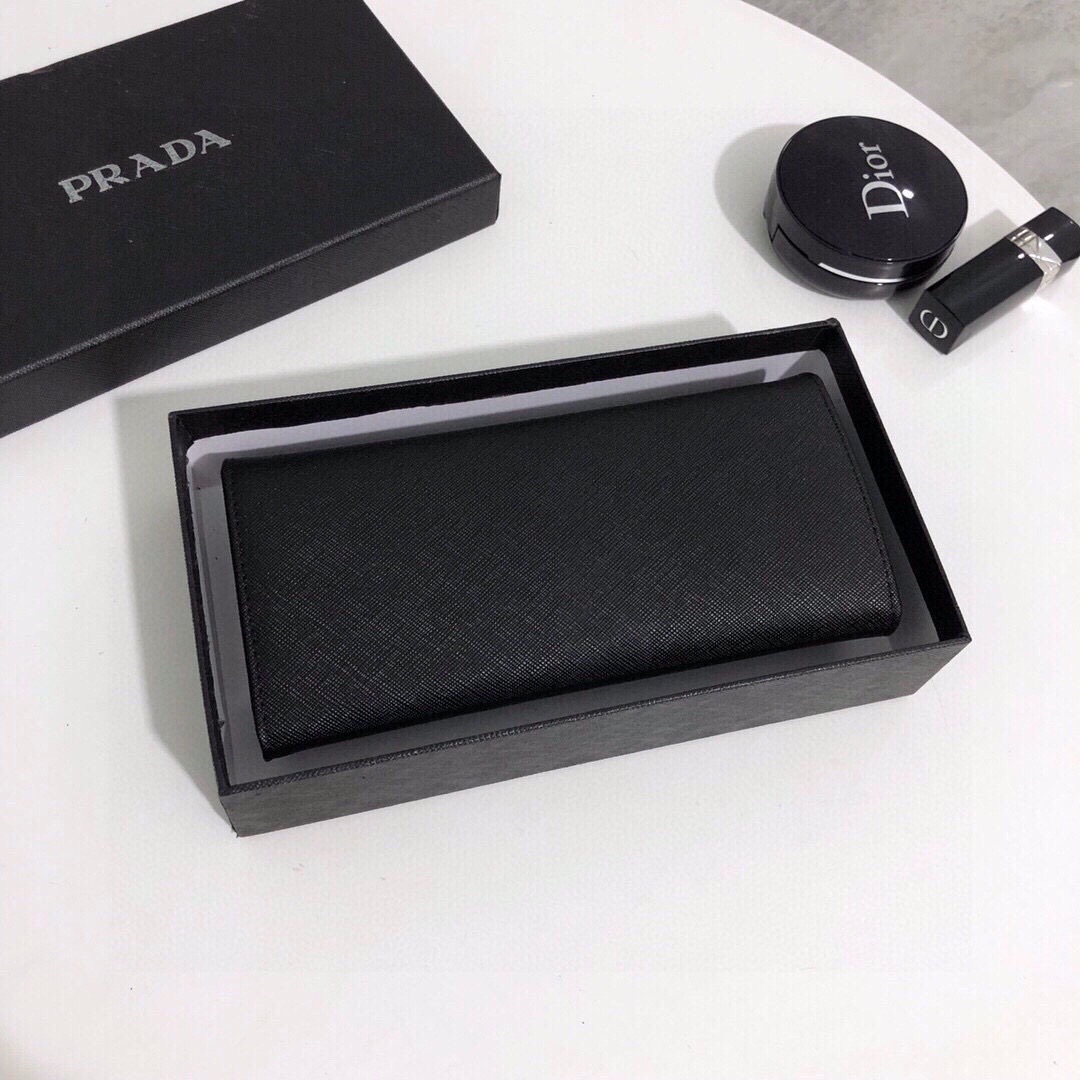プラダ「Prada」サフィアーノレザー二つ折り財布