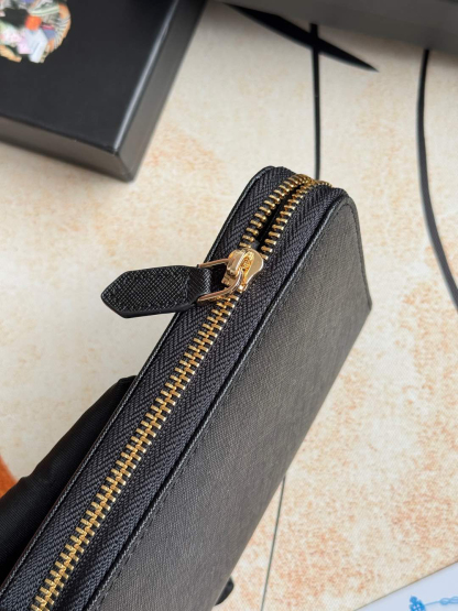 プラダ「PRADA」サフィアーノレザー 財布