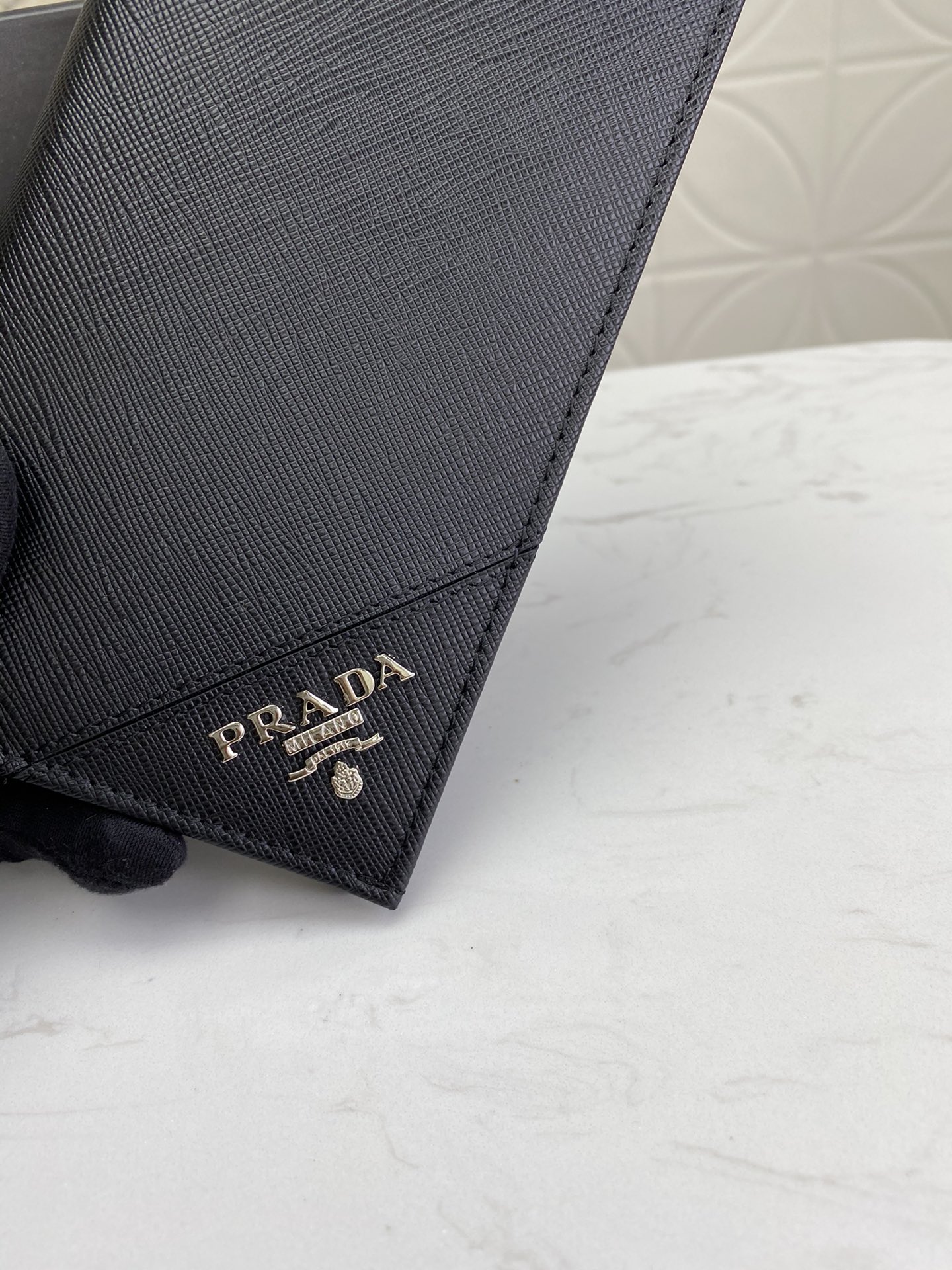 プラダ「PRADA」定番のスーツに二つ折り財布