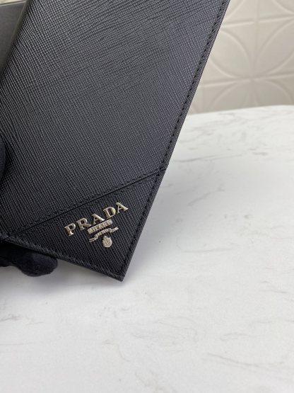 プラダ「PRADA」定番のスーツに二つ折り財布