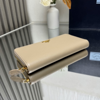 プラダ「PRADA」サフィアーノ レザー 財布