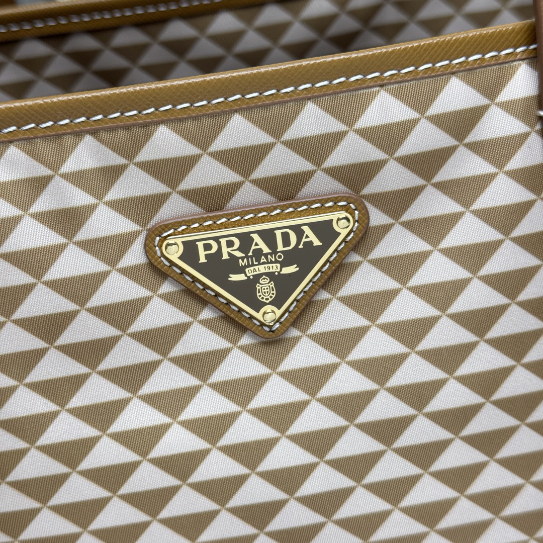 プラダ「Prada」トリアングラム トートバッグ トートバッグ