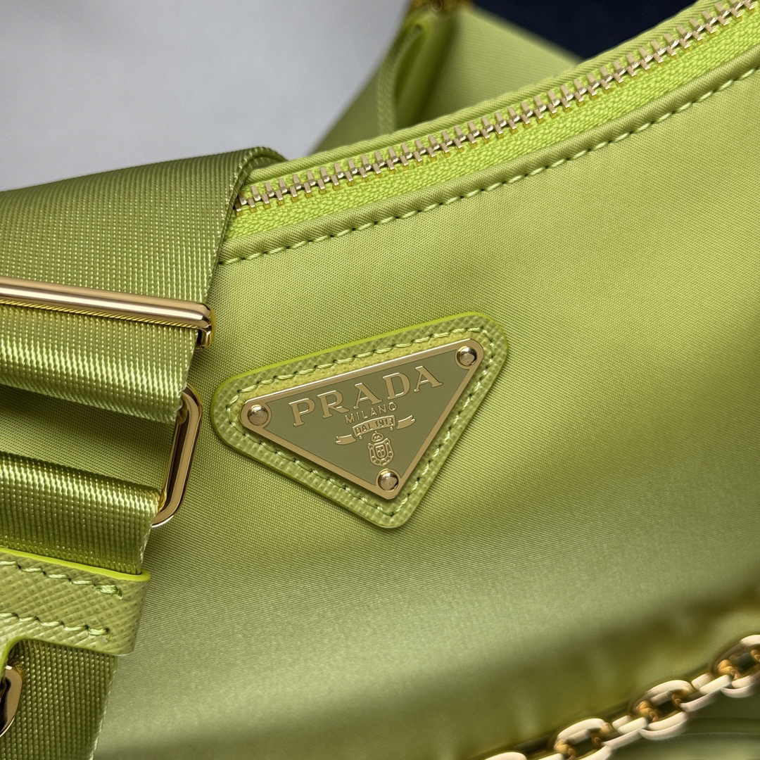 プラダ「Prada」 リナイロン クレセント マルチショルダーバッグ