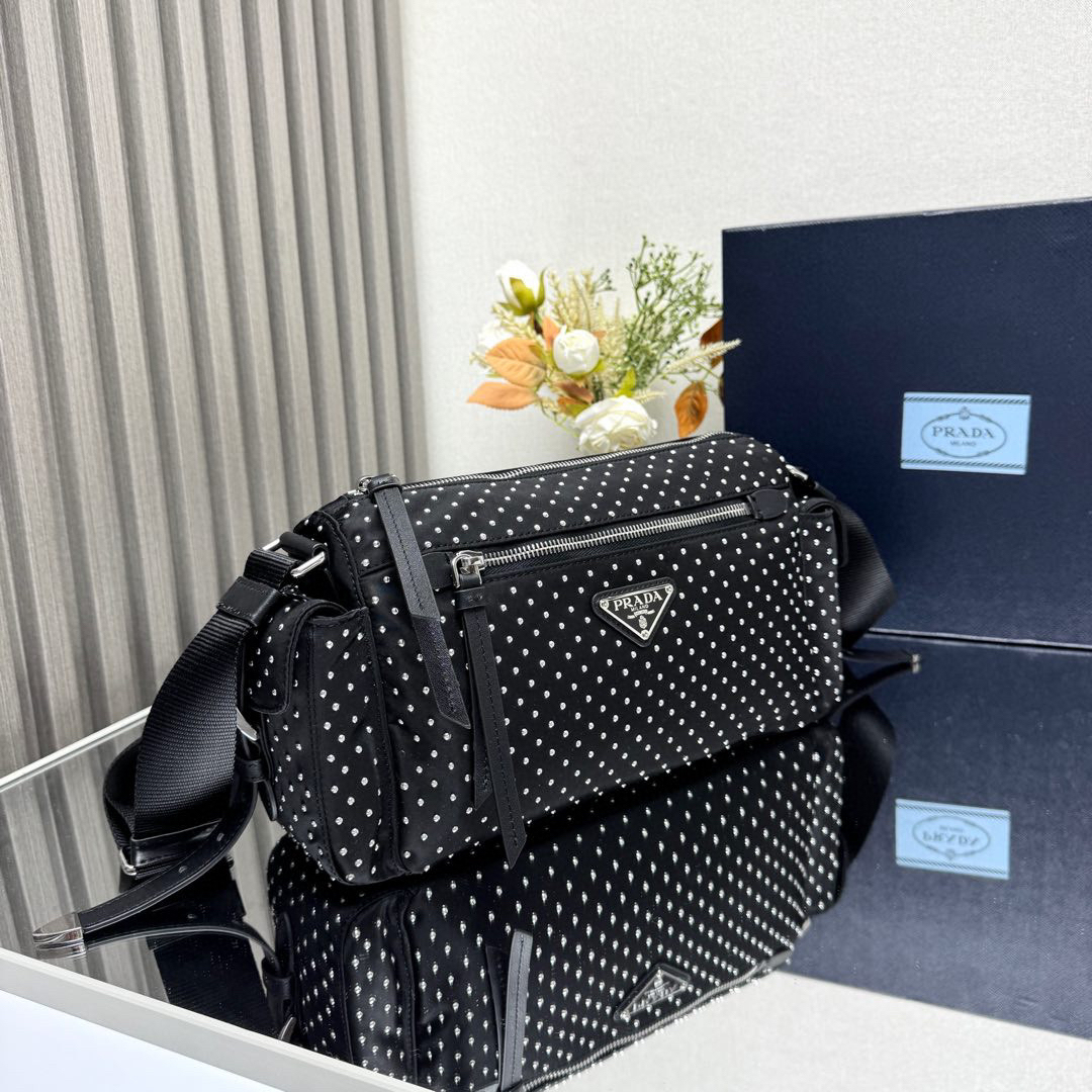 プラダ「Prada」リベットデザイン メッセンジャーバッグ ショルダーバッグ