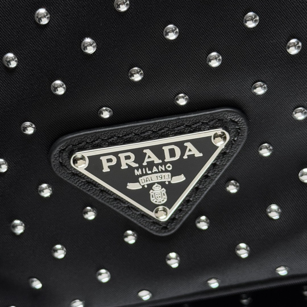 プラダ「Prada」 リベットデザイン バケットバッグ ショルダーバッグ