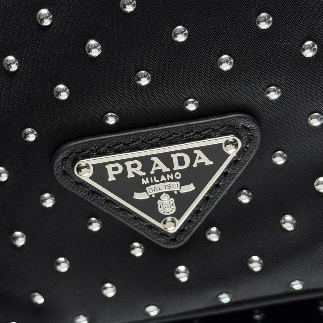 プラダ「Prada」 リベットデザイン バケットバッグ ショルダーバッグ