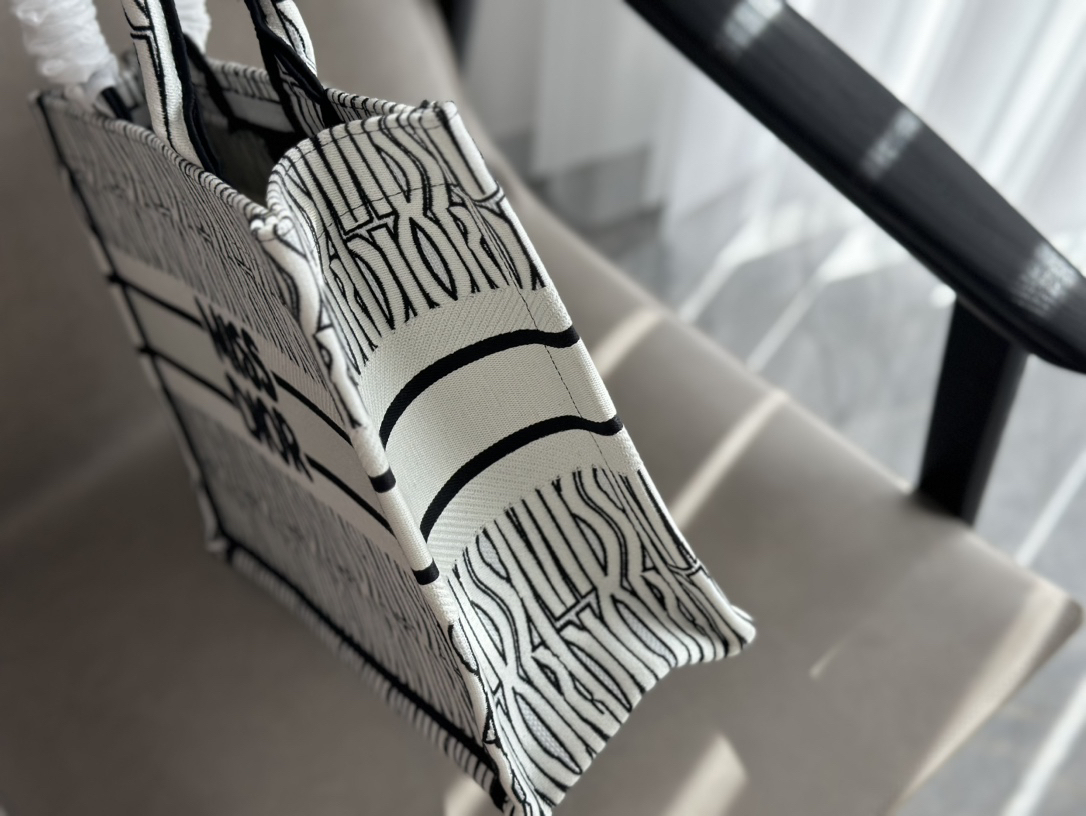 ディオール「Dior」Book Tote 2023 ショッピングトートバッグ