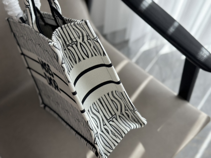 ディオール「Dior」Book Tote 2023 ショッピングトートバッグ