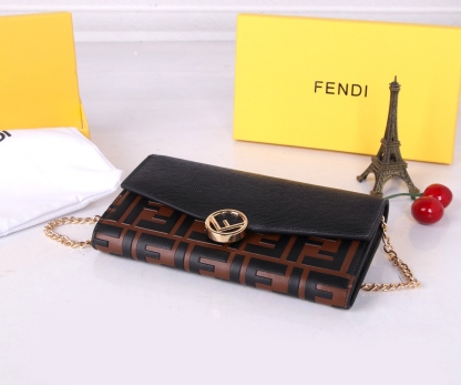 フェンディ「Fendi」高級エンボス牛革の大きな イタリア製財布