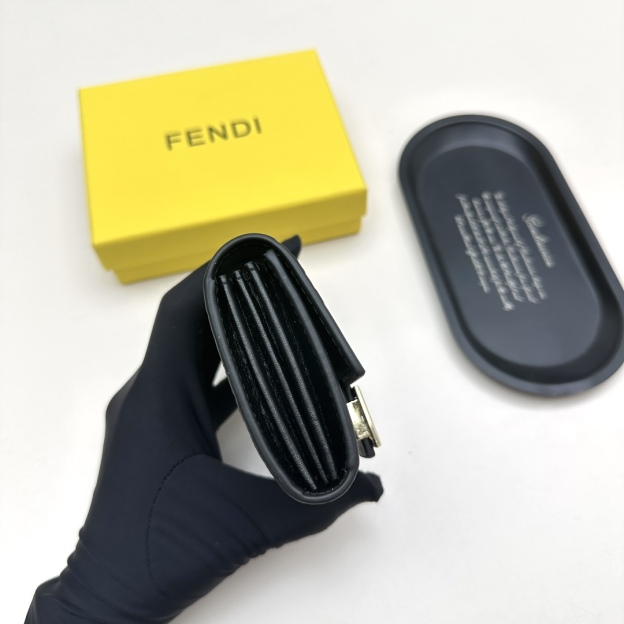 フェンディ「Fendi」高級エンボス牛革の大きな イタリア製財布
