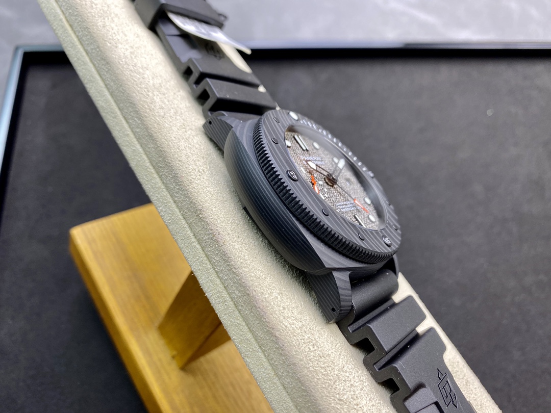 パネライ「Panerai」サブマーシブル ルナ・ロッサ カーボテック 47MMダイバーズウォッチ