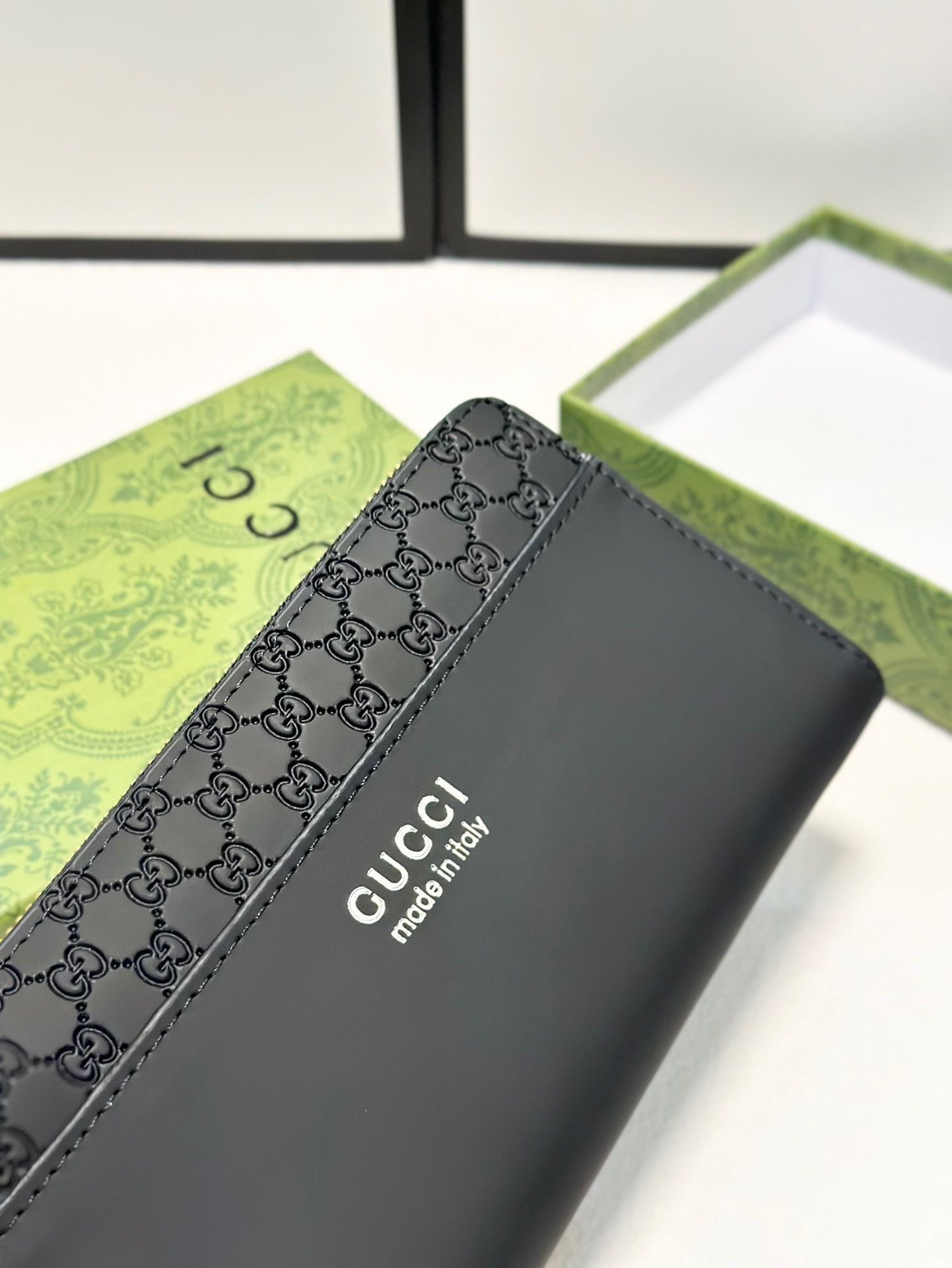 グッチ「Gucci」シグネチャー レザー ウェブ ジップアラウンドウォレット