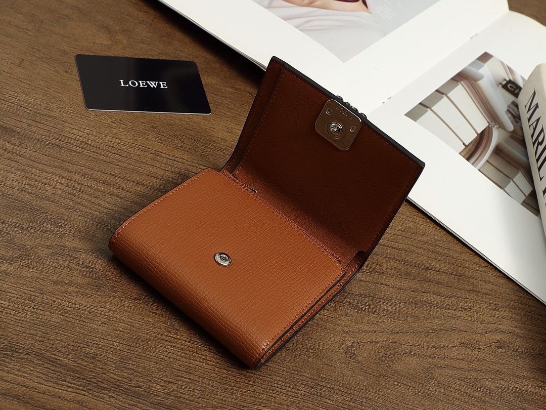 ロエベ「LOEWE」アナグラム トライフォールド ウォレット（ペブルグレインカーフ）