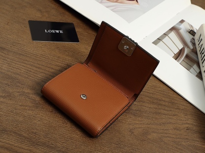 ロエベ「LOEWE」アナグラム トライフォールド ウォレット（ペブルグレインカーフ）