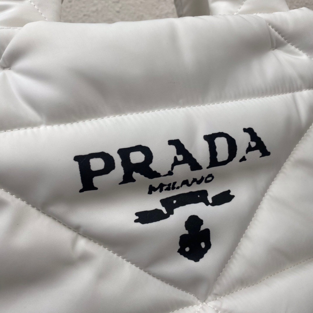 プラダ「Prada」Re-Nylon トートバッグ  ラージトート