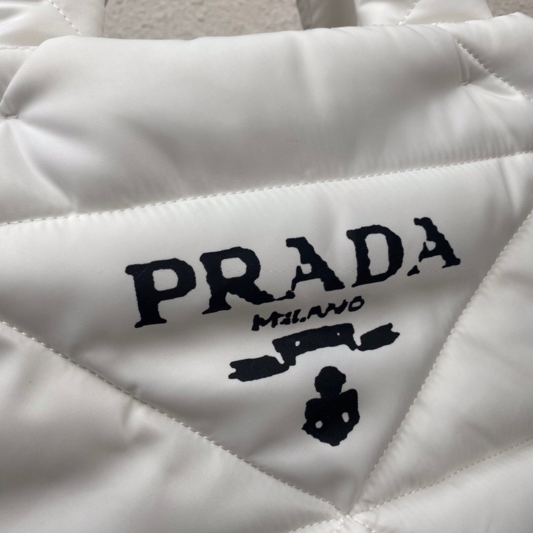 プラダ「Prada」Re-Nylon トートバッグ  ラージトート