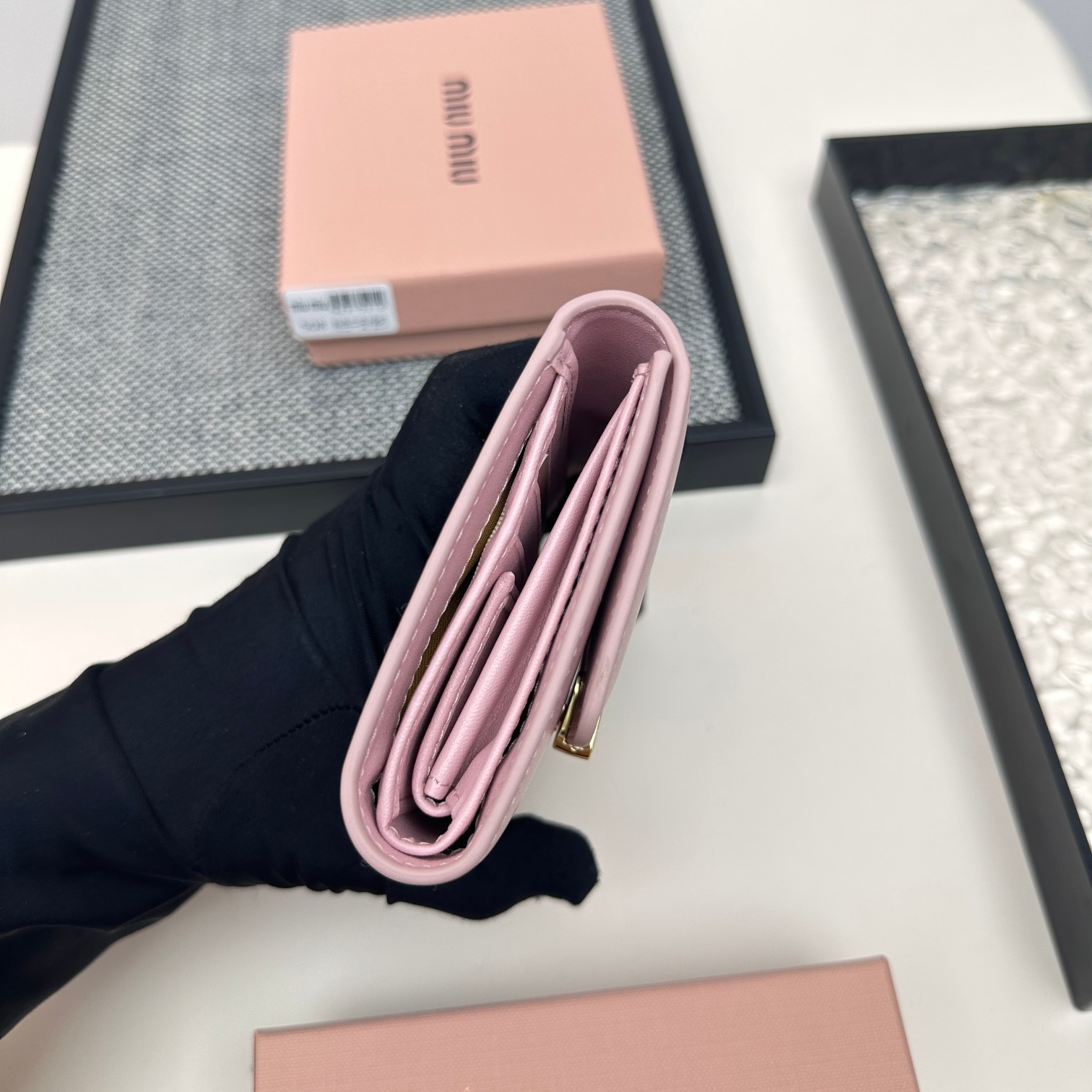 ミュウミュウ「Miu Miu」多機能二つ折りスモールウォレット-ISETAN PRESTIGE CURATED