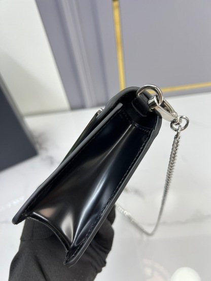 プラダ「Prada」逆三角形チェーン フラップショルダーバッグ ミニバッグ