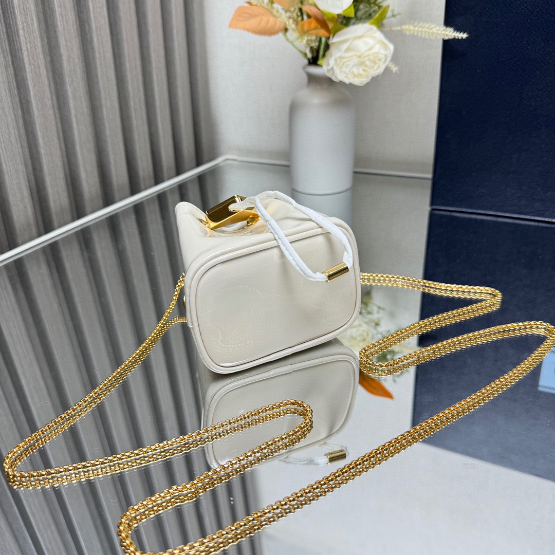 プラダ「Prada」エナメルレザー ボトルバッグ ミニバッグ