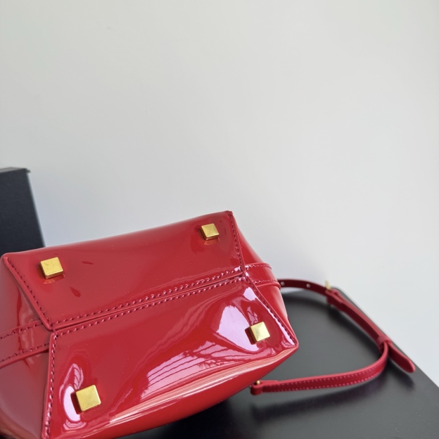 サンローラン「Saint Laurent」ラミネートレザー ホボ バケットバッグ