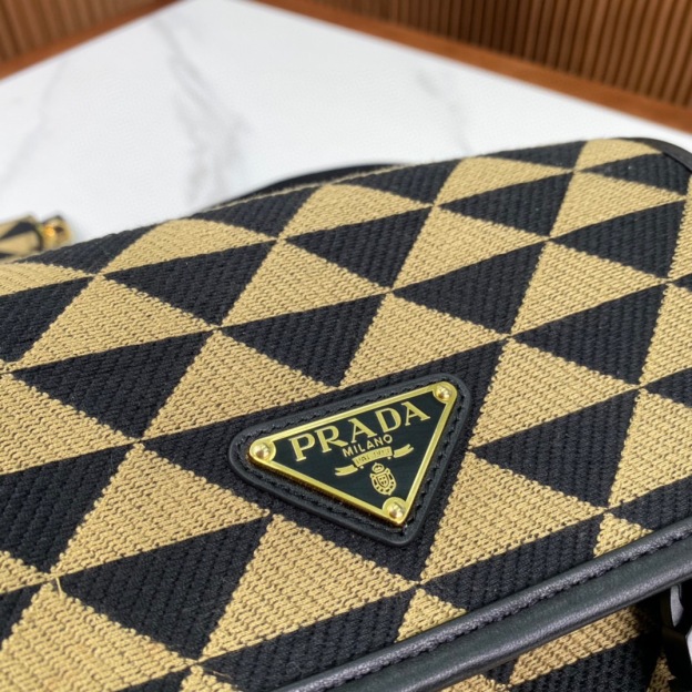 プラダ「Prada」刺繍ジャカードメッセンジャーバッグ