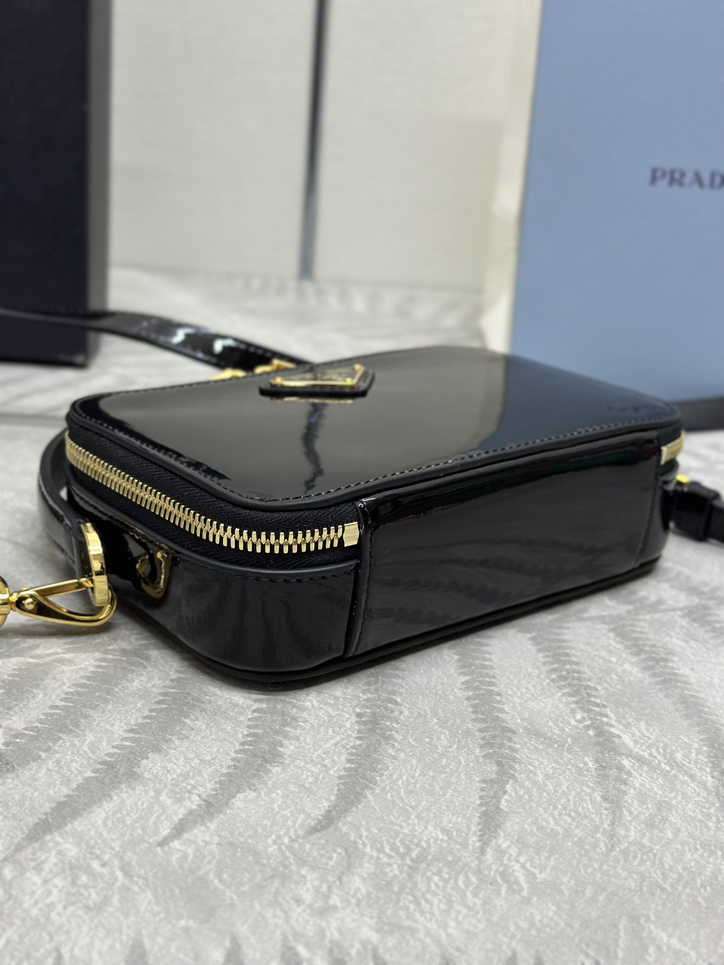 プラダ「Prada」クワイエットレザー カメラバッグ