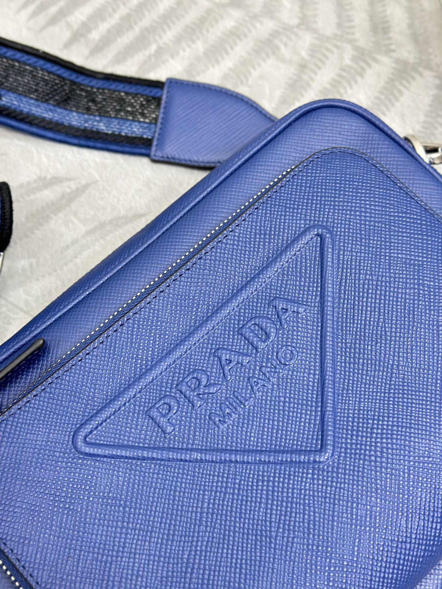 プラダ「Prada」エンブロイダードストラップ メンズショルダーバッグ