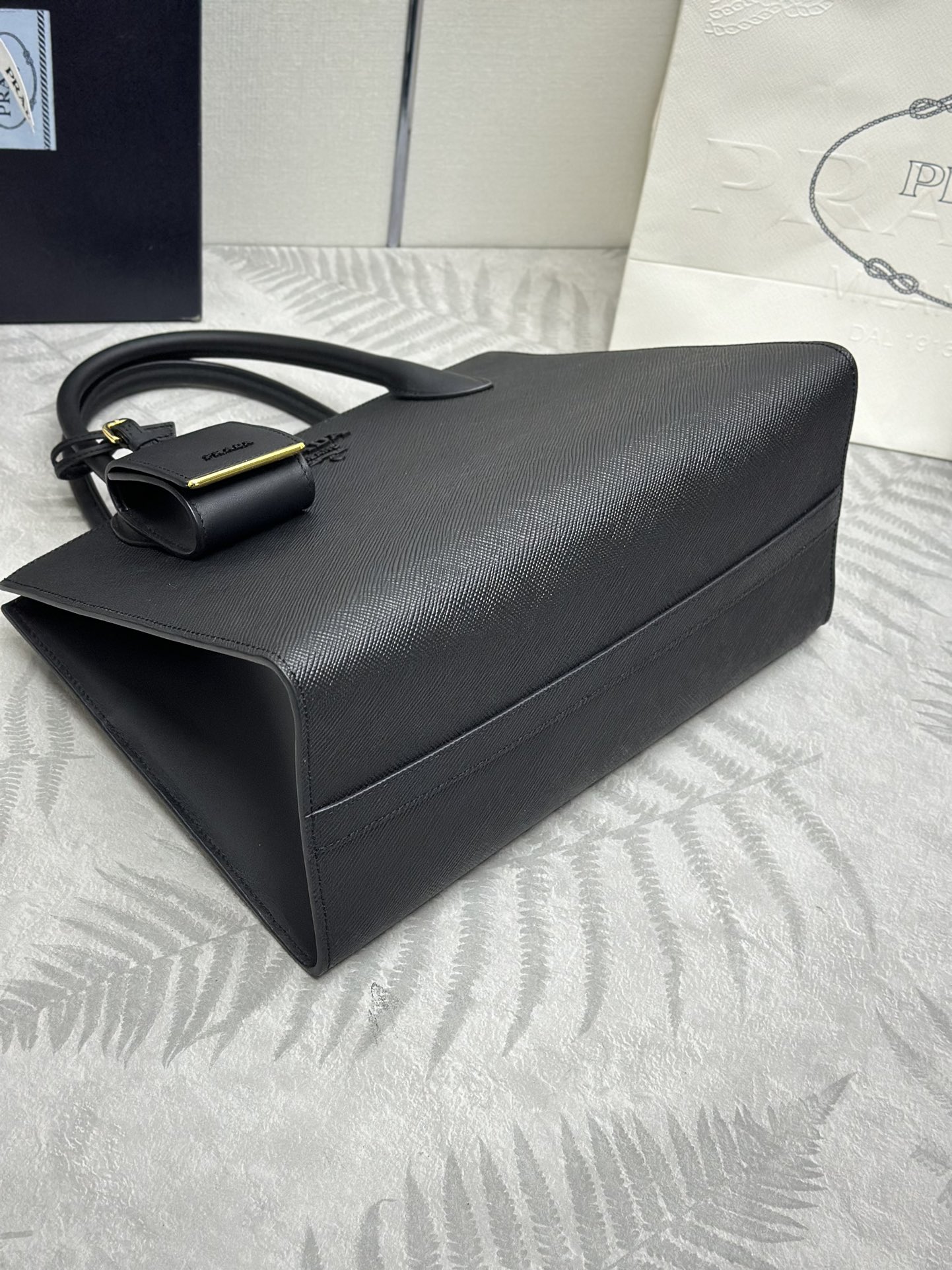 プラダ「Prada」アップグレード ラージトートバッグ（テキスタイルストラップ）