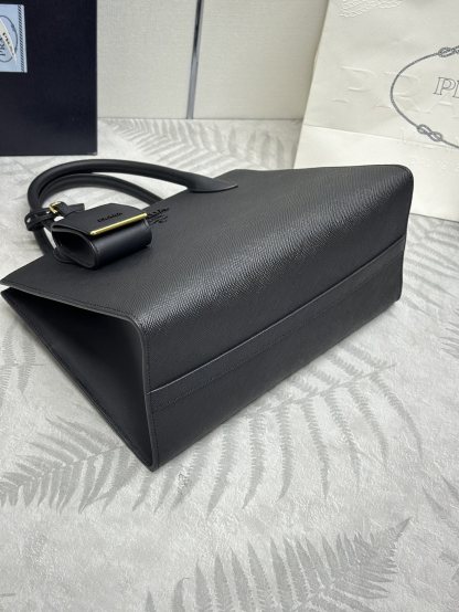 プラダ「Prada」アップグレード ラージトートバッグ（テキスタイルストラップ）
