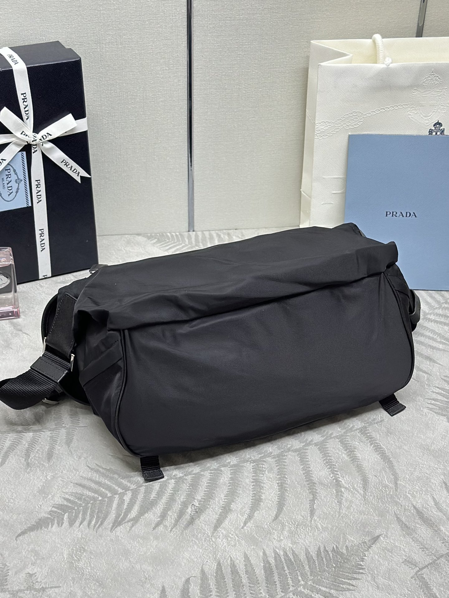 プラダ「Prada」 テッスート＆サフィアーノ メッセンジャーバッグ