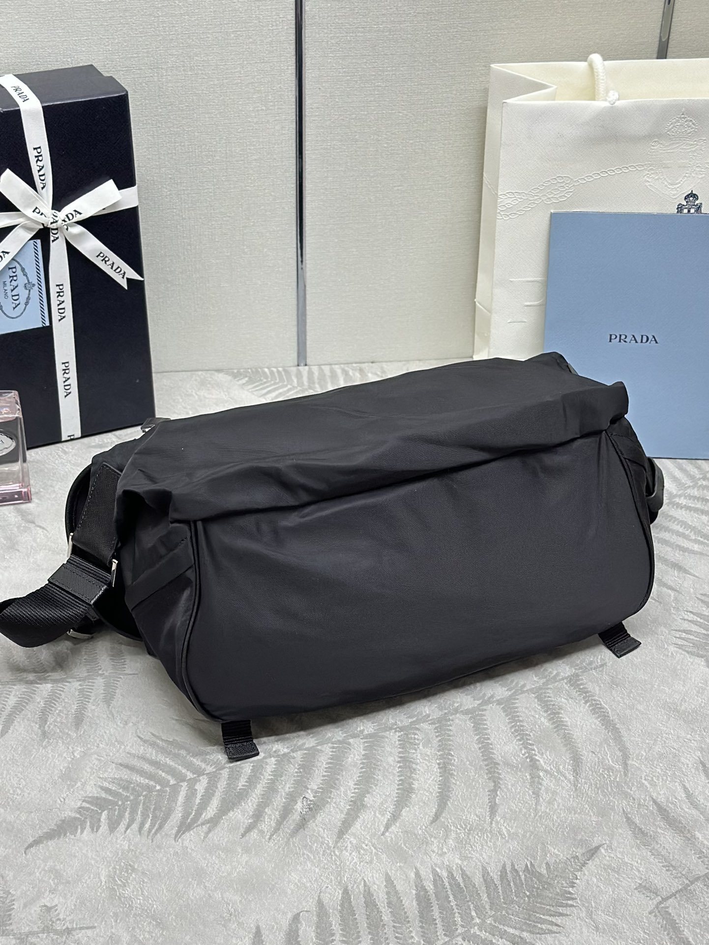 プラダ「Prada」 テッスート＆サフィアーノ メッセンジャーバッグ