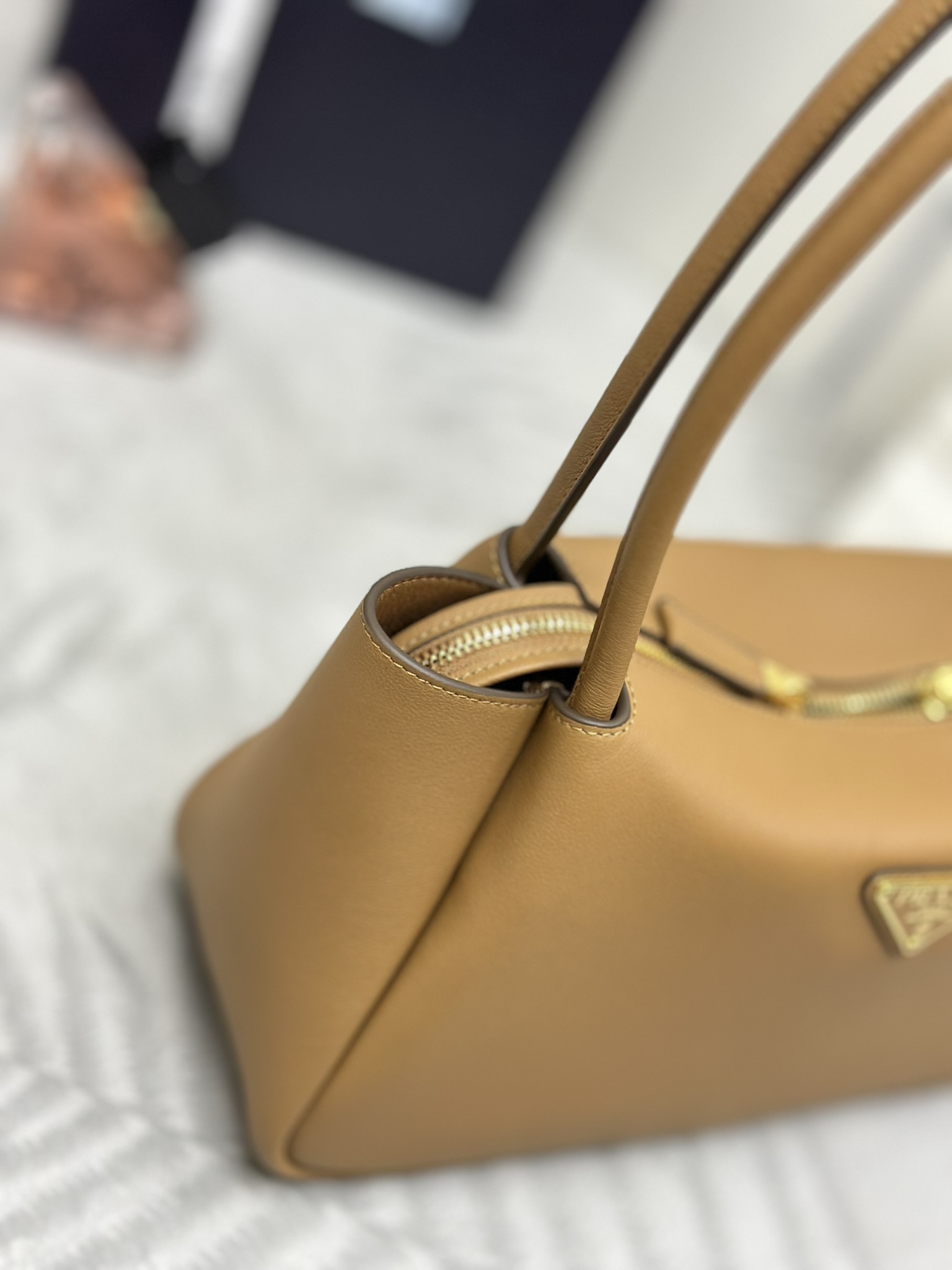 プラダ「Prada」 スムースレザー デュアルストラップバッグ