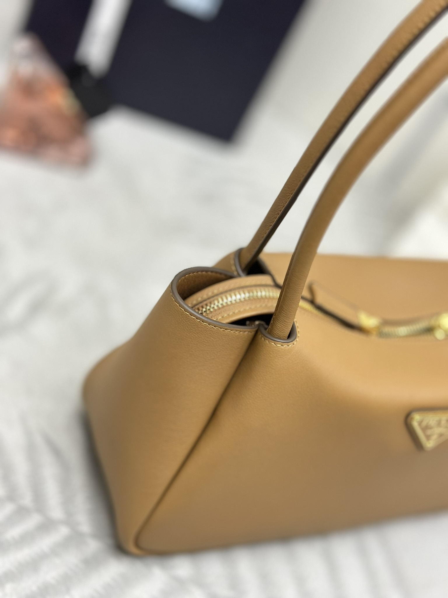 プラダ「Prada」 スムースレザー デュアルストラップバッグ