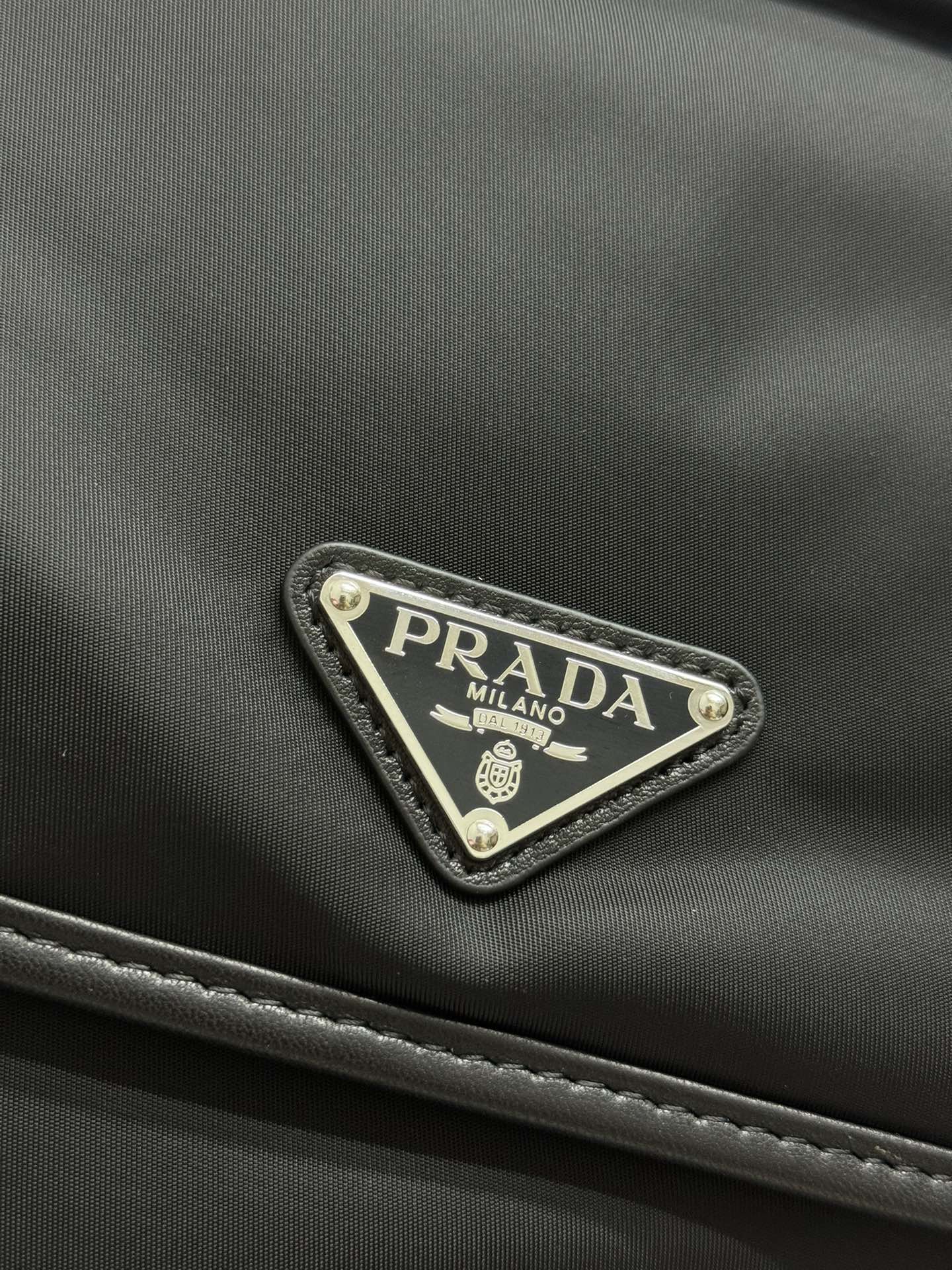 プラダ「Prada」 Re-Nylon® メッセンジャーバッグ