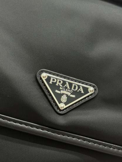 プラダ「Prada」 Re-Nylon® メッセンジャーバッグ