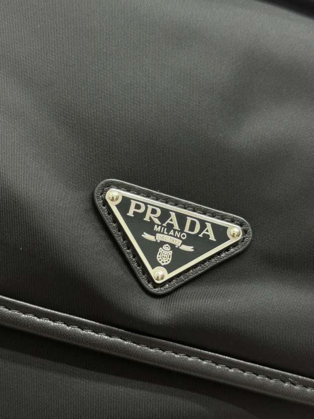プラダ「Prada」 Re-Nylon® メッセンジャーバッグ