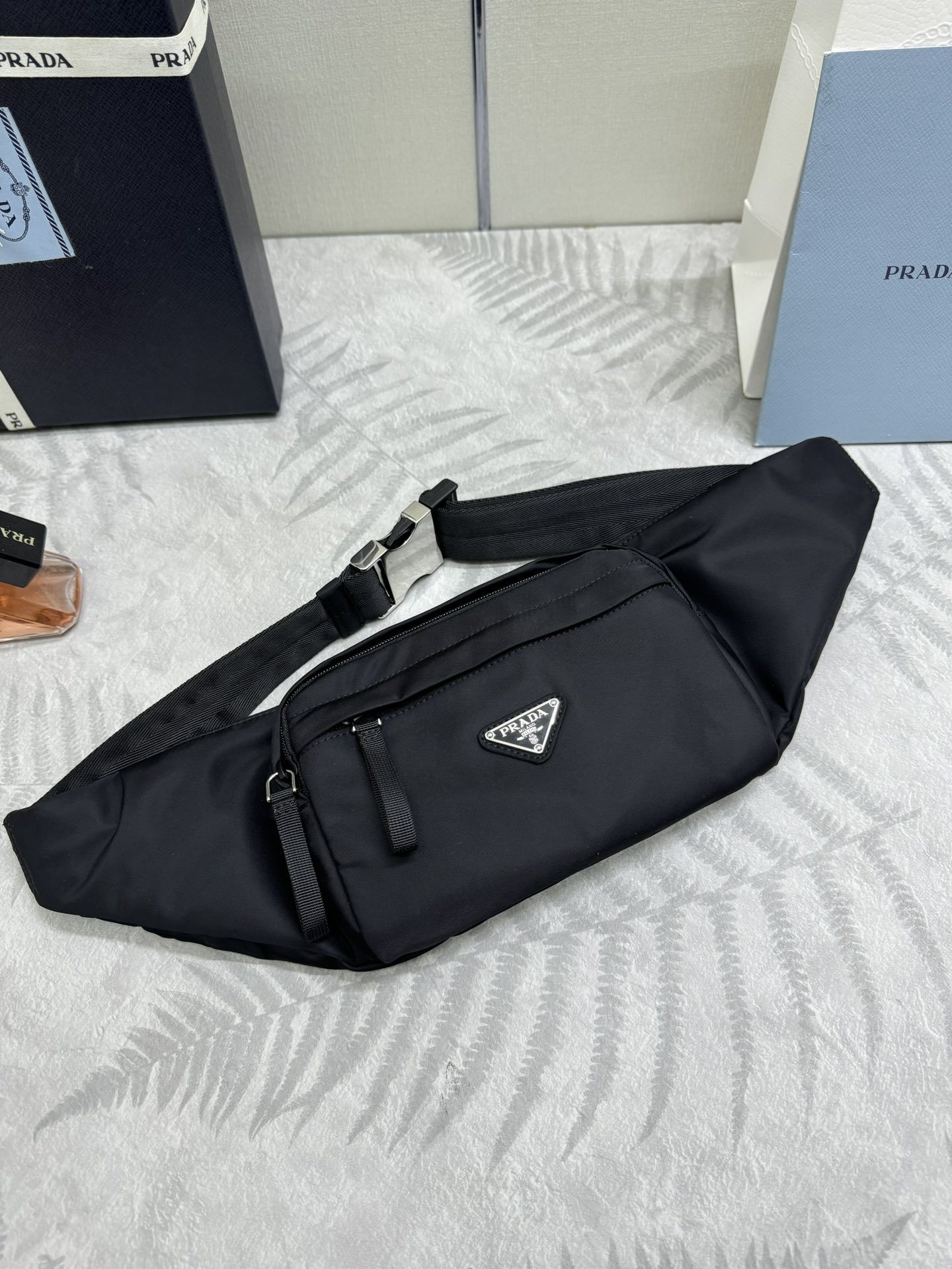 プラダ「Prada」テッスート ウェストバッグ