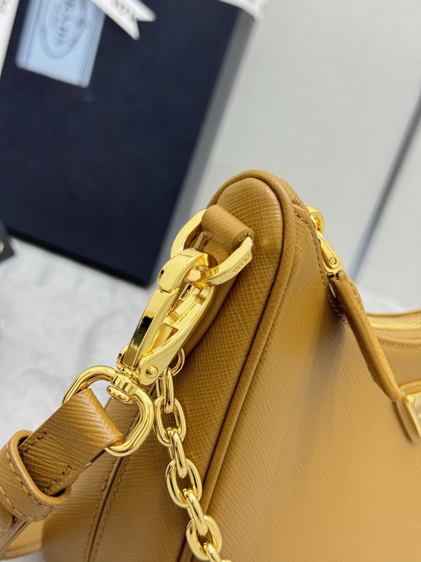 プラダ「Prada」サフィアーノ クロスボディバッグ