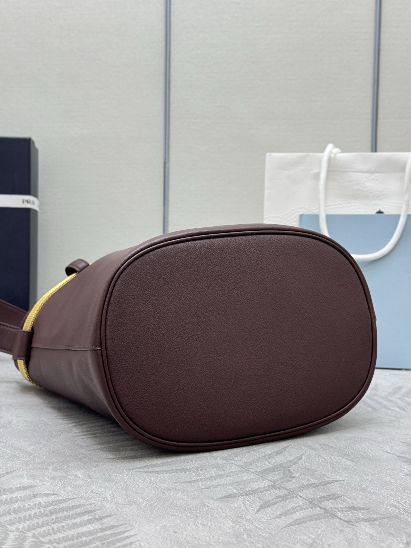 プラダ「Prada」メタルチェーン バケットバッグ
