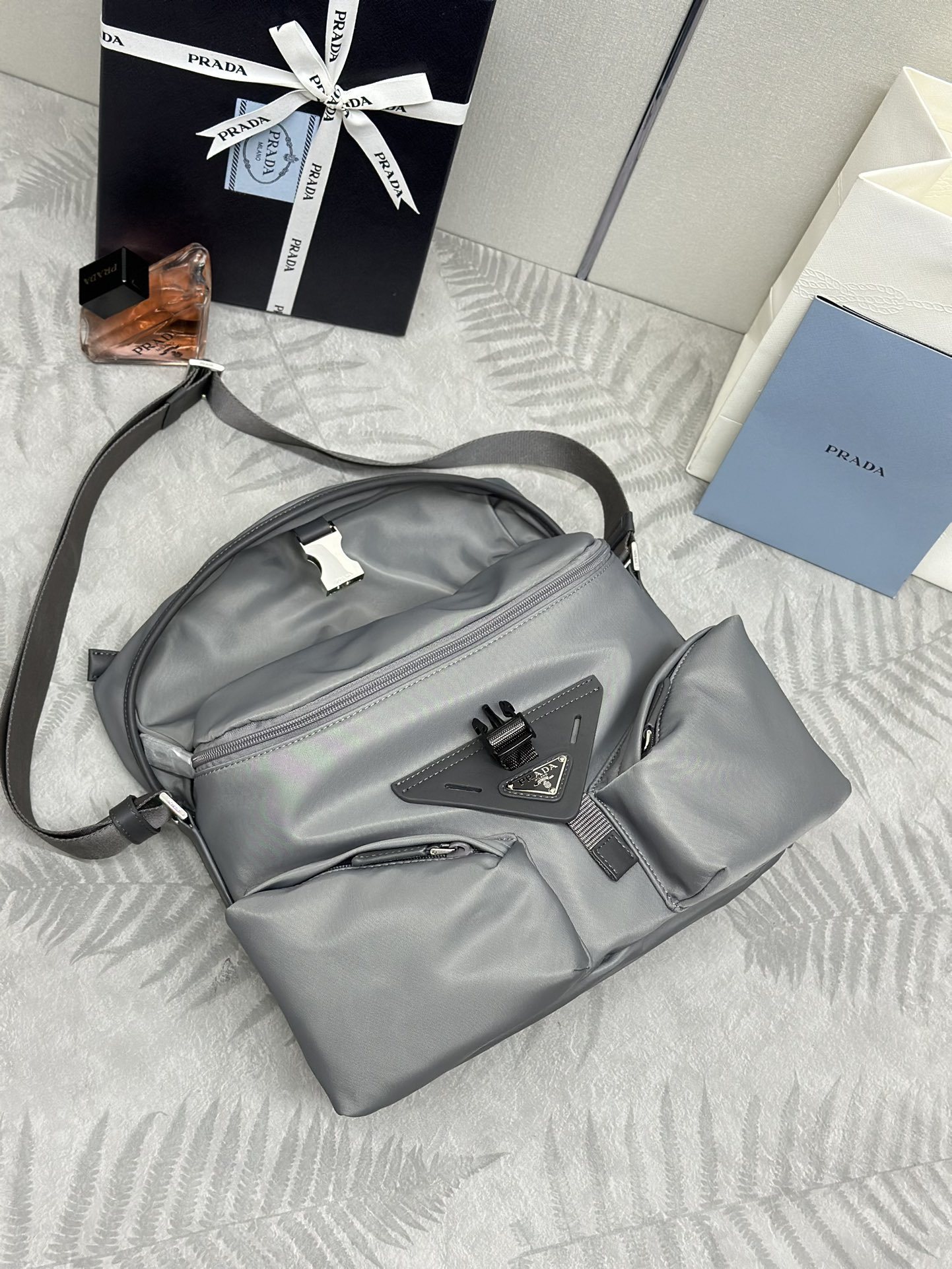 プラダ「Prada」 テッスート メンズショルダーバッグ