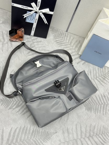 プラダ「Prada」 テッスート メンズショルダーバッグ