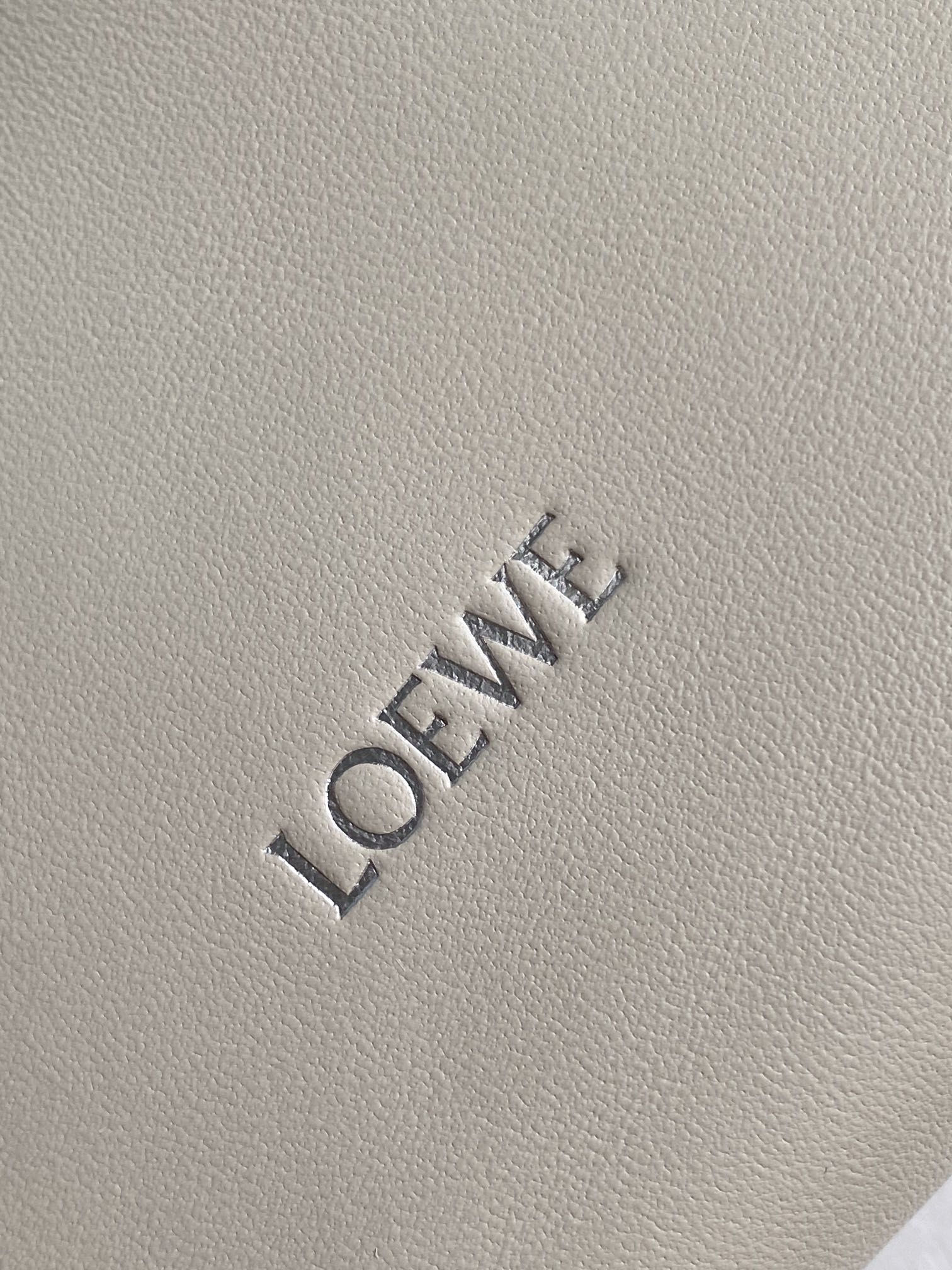 ロエベ「Loewe」小サイズ ナパレザー Squeeze ハンドバッグ