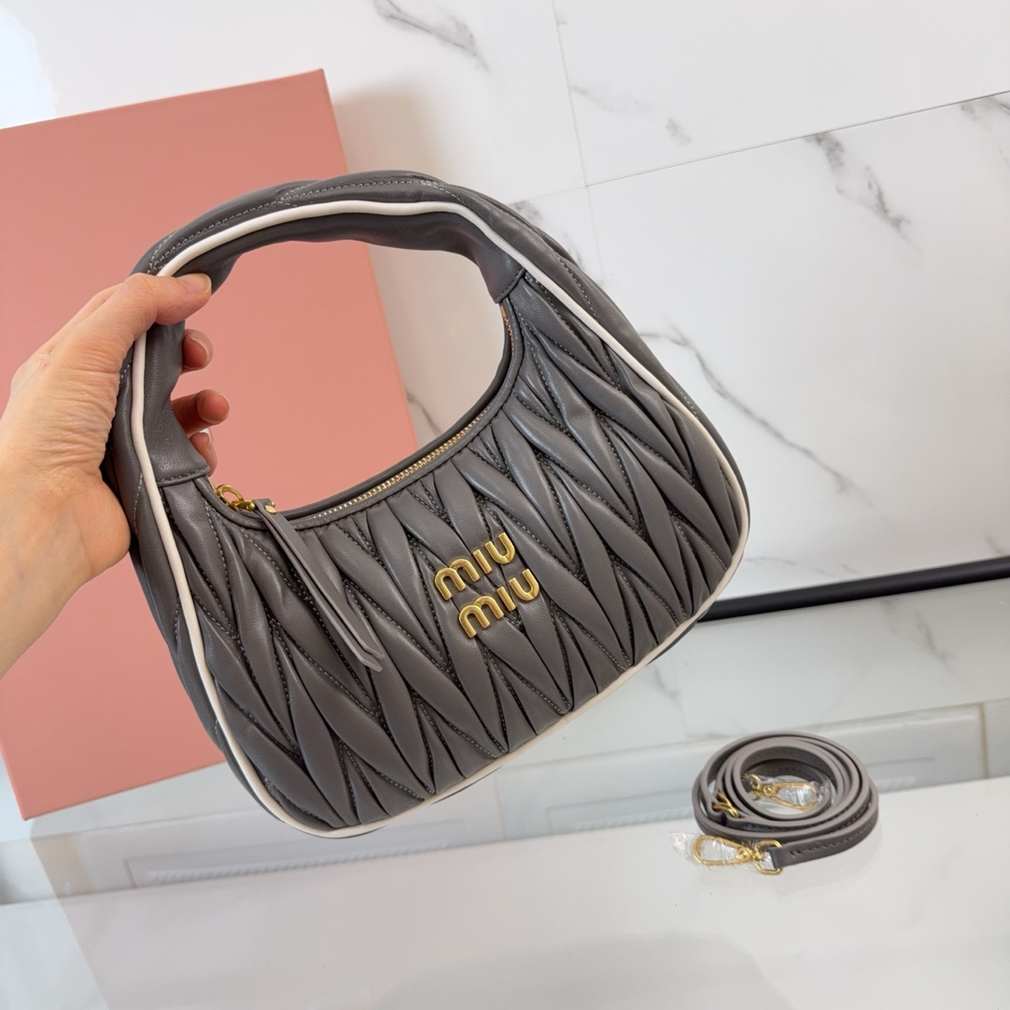 ミュウミュウ「Miu Miu」Wander Matelassé ハンドバッグ